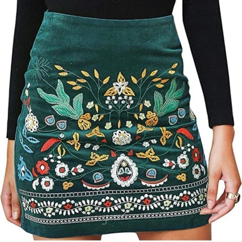 🔴2 for 30🔴Simplee green embroidered floral corduroy mini skirt size M.m